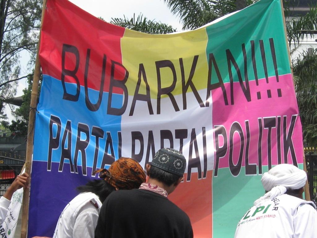 Bubarkan Partai-Partai Politik, Tidak Memihak Rakyat