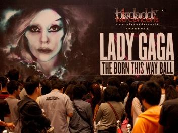 Warning! Lady Gaga Nekad! Polisi  Bisa Bubarkan Panggung Konser