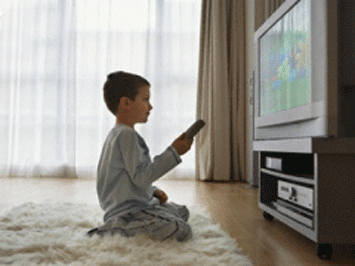 Ini Dia Hal Yang Harus Anda Waspadai Saat Si Kecil Menonton TV