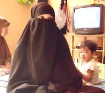Dikucilkan Warga, Istri Mujahid Klarifikasi dihadapan Warga
