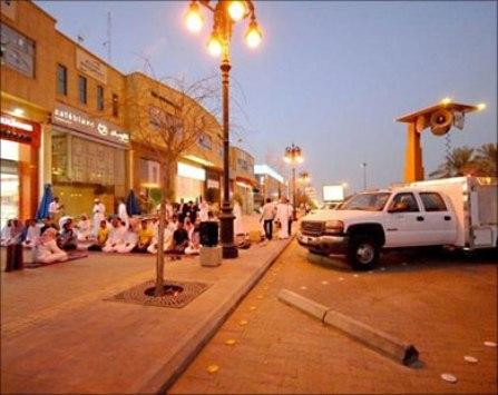 Nonton Bola, Tetap Sholat Jamaah, Ada Masjid Bergerak di Saudi
