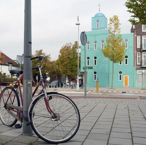 Amsterdam: Warga Maroko Ronda Jaga Masjid di Malam Hari