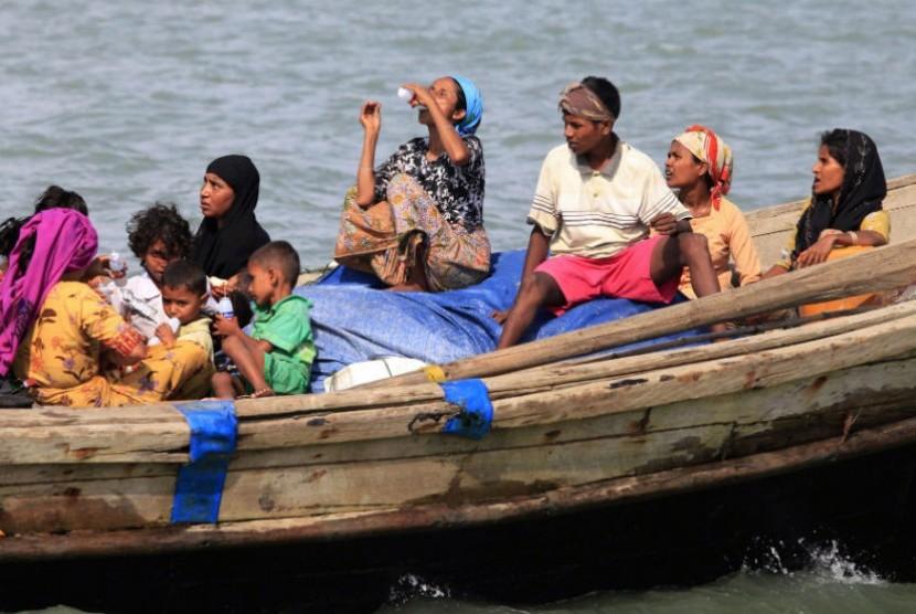 Bangladesh Pulangkan Paksa Kapal Pengungsi Muslim Rohingya