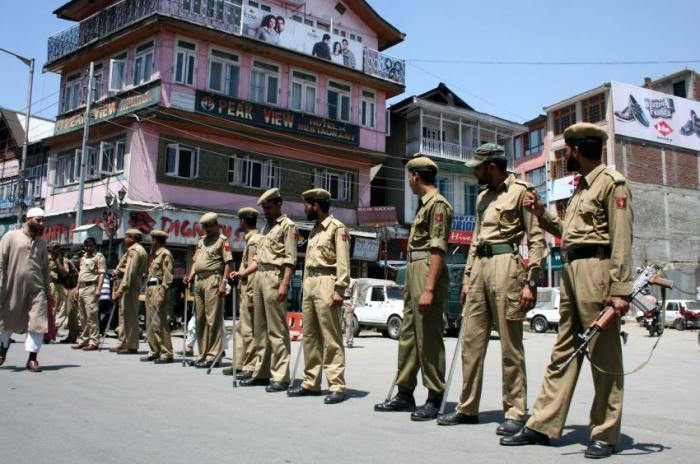 11 Polisi India Terluka Akibat Serangan Bom Pejuang Kashmir