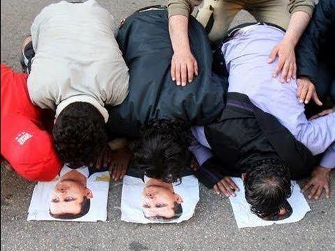 Bagai Firaun, Rezim Syiah Suriah Paksa Tahanan Sujud Pada Foto Presiden