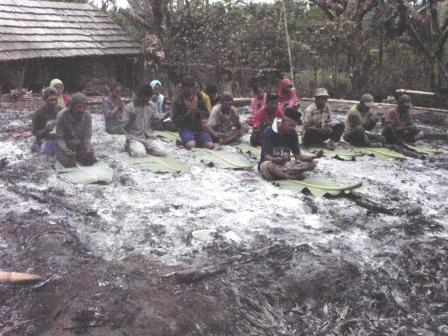 Sebuah Mushalla, Ladang dan Pemukiman Kampung Muslim Tengger Dibakar