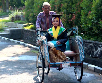 Video: Raeni 'Anak Tukang Becak', Smart Muslimah Peraih Summa Cum Laude 