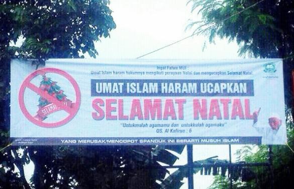 Spanduk Fatwa MUI 'HARAM MENGUCAPKAN SELAMAT NATAL' di Bredel!