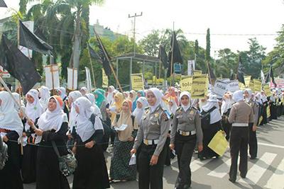Berita Foto: Polwan Berjilbab Amankan Demo Anti Lippo Group di Padang
