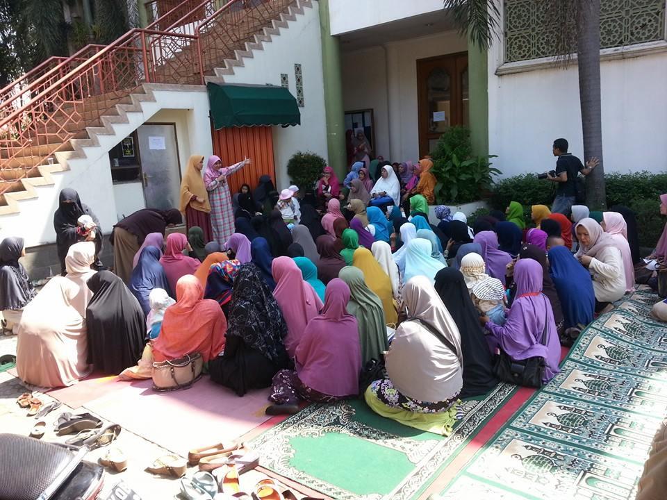 Masjid Muhammad Ramadhan Tidak boleh Buat Pengajian Lagi, Ibu-ibu Gelar Pengajian di Halaman Masjid