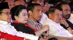 Aksi Kurang Simpatik, Megawati Tak Berdiri saat Disalami Prabowo-Hatta