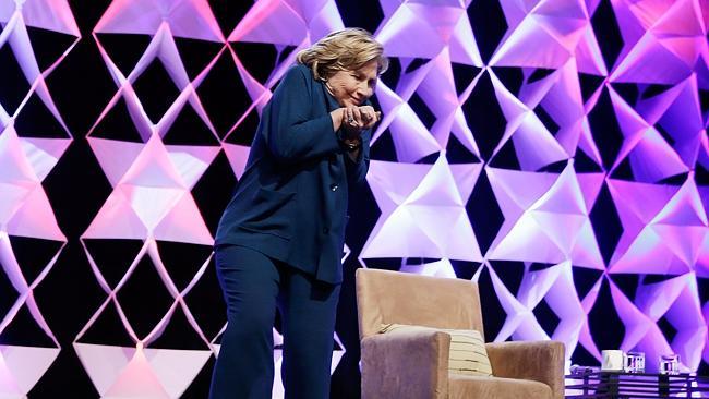 Setelah Insiden Bush, Kini Hillary Clinton Pun Dilempar Sepatu