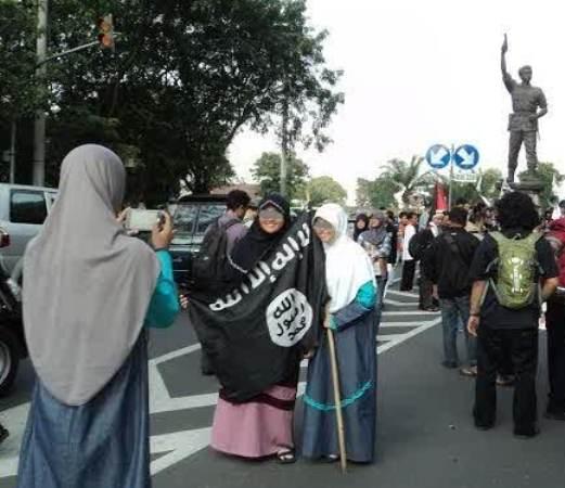 LUIS: Membakar Bendera ISIS Sikap Phobia, Emosional dan Irrasional