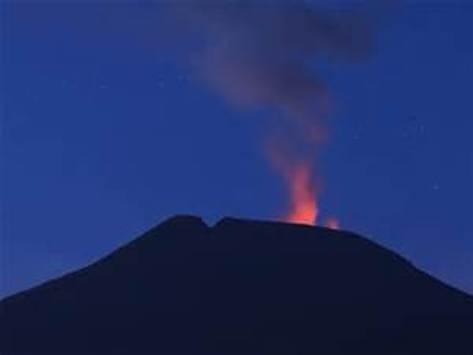 Gunung Slamet Melontarkan Material Pijar yang Terus Meningkat