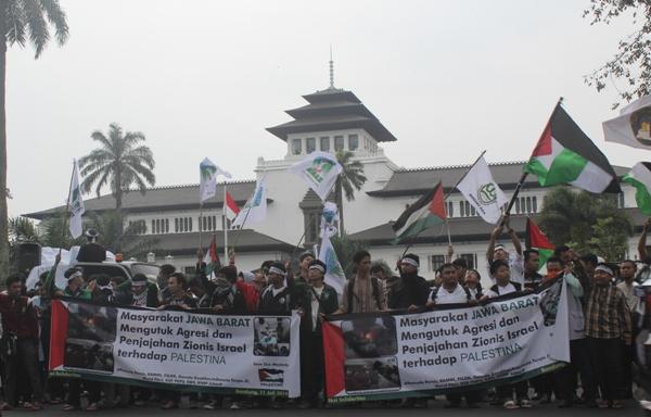 Kaum Muslimin  Jawa Barat Turun Ke Jalan Mengutuk dan Menyerukan 'Zionis Israel Go To Hell'