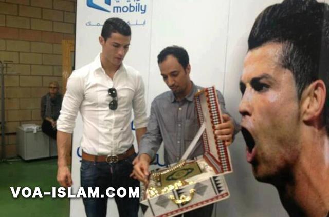 Makin Dekat Islam, Cristiano Ronaldo Dapat Hadiah Al-Quran di Riyadh