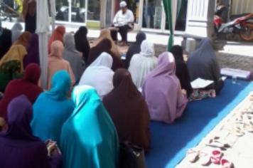 Belum Boleh Buat Pengajian, Pagi Ini Ibu-ibu MMR Ngaji di Parkiran Ruko Seberang Masjid