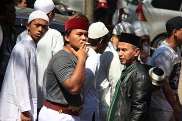 Plang Larangan Merokok Dicopot,  Pria 'Pengkudeta' Merokok di Masjid Muhammad Ramadhan