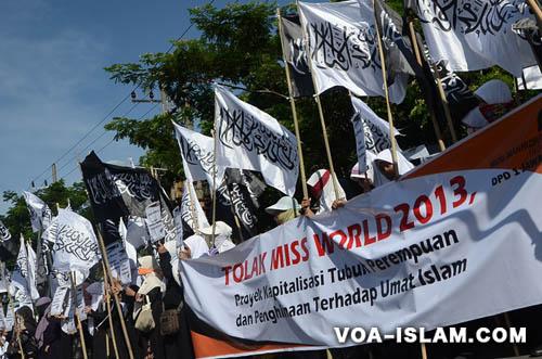 Ratusan Massa HTI Demo Tolak Miss World di Gedung Sate Bandung