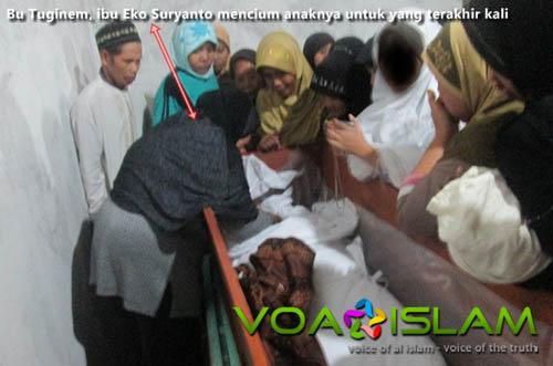 Subhanallah!! Ibu-Ibu Warga Kradenan pun Menyambut Jenazah Eko Klaten