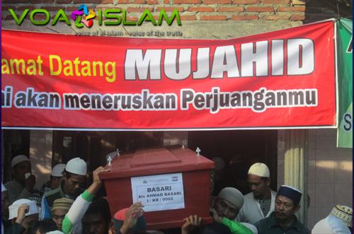 Berbagai Macam Spanduk 'Selamat Datang Mujahid' Hiasi Pemakaman Basari