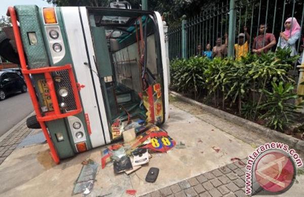 Mau Kebaktian di Depan Istana, Kopaja Simpatisan GKI Yasmin Terguling