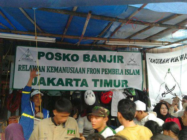 FPI Instruksikan Laskar Bersihkan Sampah dan Lumpur Usai Banjir Surut