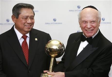 Rabbi Yahudi Arthur Schneier Pendiri ACF & Pemberi Penghargaan SBY