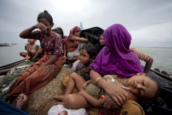 Dilarang Masuk, 3000 Pengungsi Rohingya Terdampar di Lepas Pantai Bangladesh