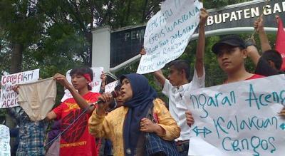 Bupati Garut Kualat,  Kaum Ibu Lempari  Celana Dalam ke Kantor Bupati