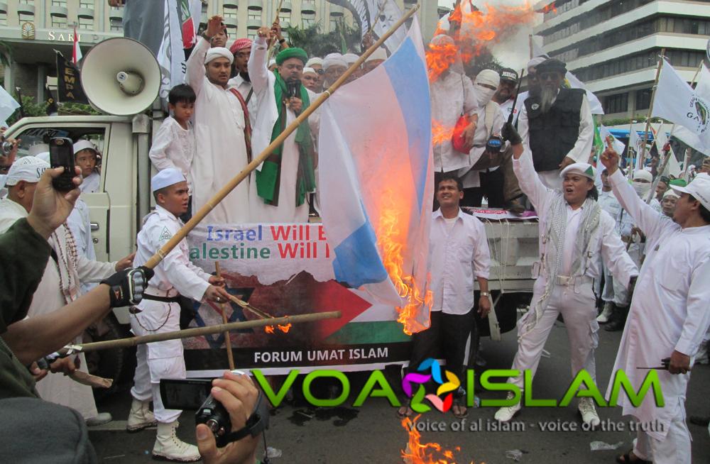 Di Depan Kantor Perwakilan PBB Umat Islam Bakar Bendera Zionis Israel