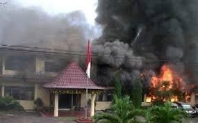 Akibat Polisi Arogan,Mapolres OKU Diserbu dan Dibakar TNI Hingga Ludes
