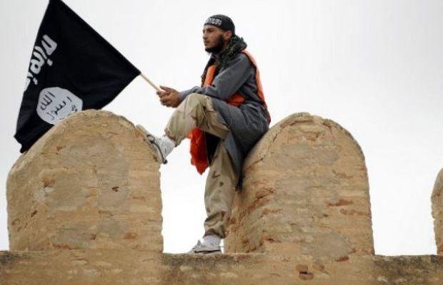Saksi: Mujahidin ISIS Kibarkan Bendera Tauhid di Kilang Minyak Terbesar Irak 