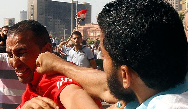 Kelompok Islamis-Liberal Mesir Bentrok Di Tahrir Square, 110 Orang Terluka