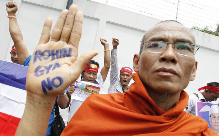 Warga Buddha dan Aparat Myanmar Serang Bus Penumpang Muslim Rohingya