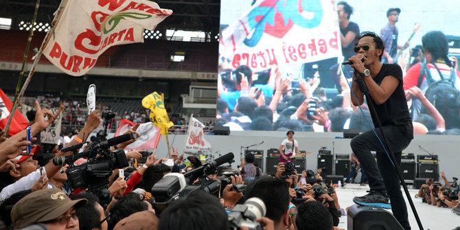 Konser 'Salam 2 Jari' Jokowi Nodai Kesucian Ramadhan, Kaka Slank Malah Nyimeng Ganja!