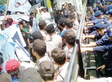 Walikota Depok Nurmahmudi Ismail Didesak Mundur Puluhan Demonstran
