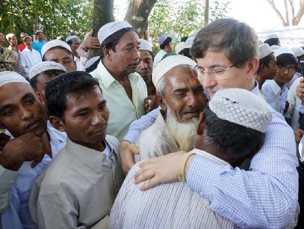 Menteri Luar Negeri Turki Ahmet Davutoglu Mengunjungi Muslim Rohingya 