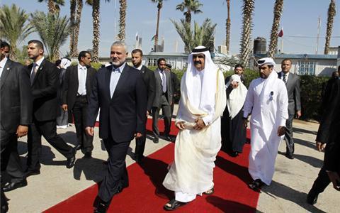Dramatis Emir Qatar Sheikh Hamad al-Thani Mengunjungi Gaza