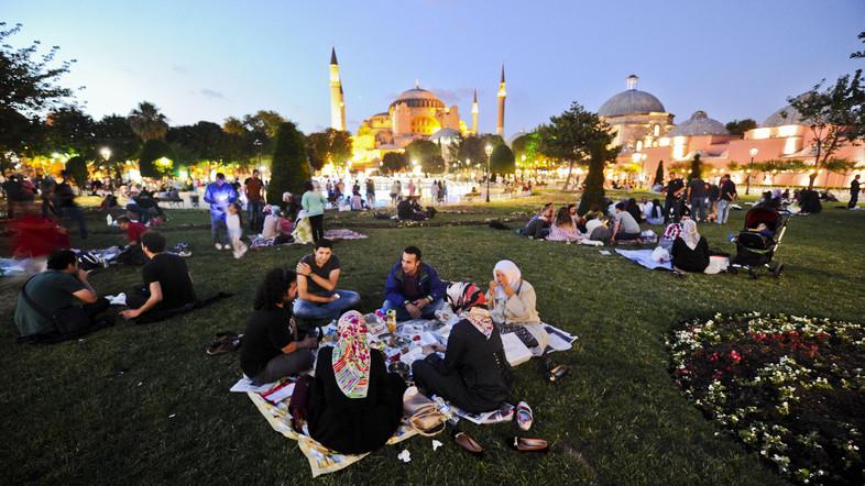 Muslim Berbuka Puasa Ditengah Musim Panas di Eropa