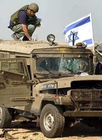 Sebuah Jip Militer Israel Rusak Akibat Bom Molotov Pemuda Palestina di dekat Nablus