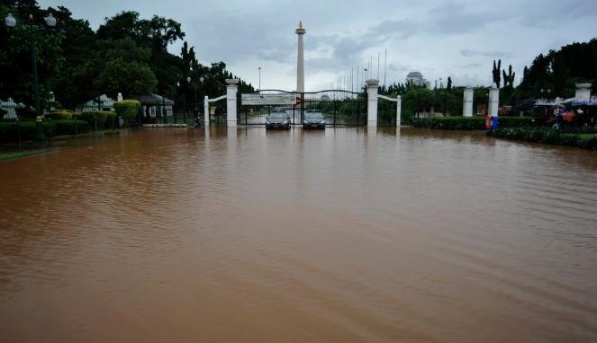 Jakarta Tenggelam: Lumpuh Dikepung Banjir Warga Jakarta Berenang