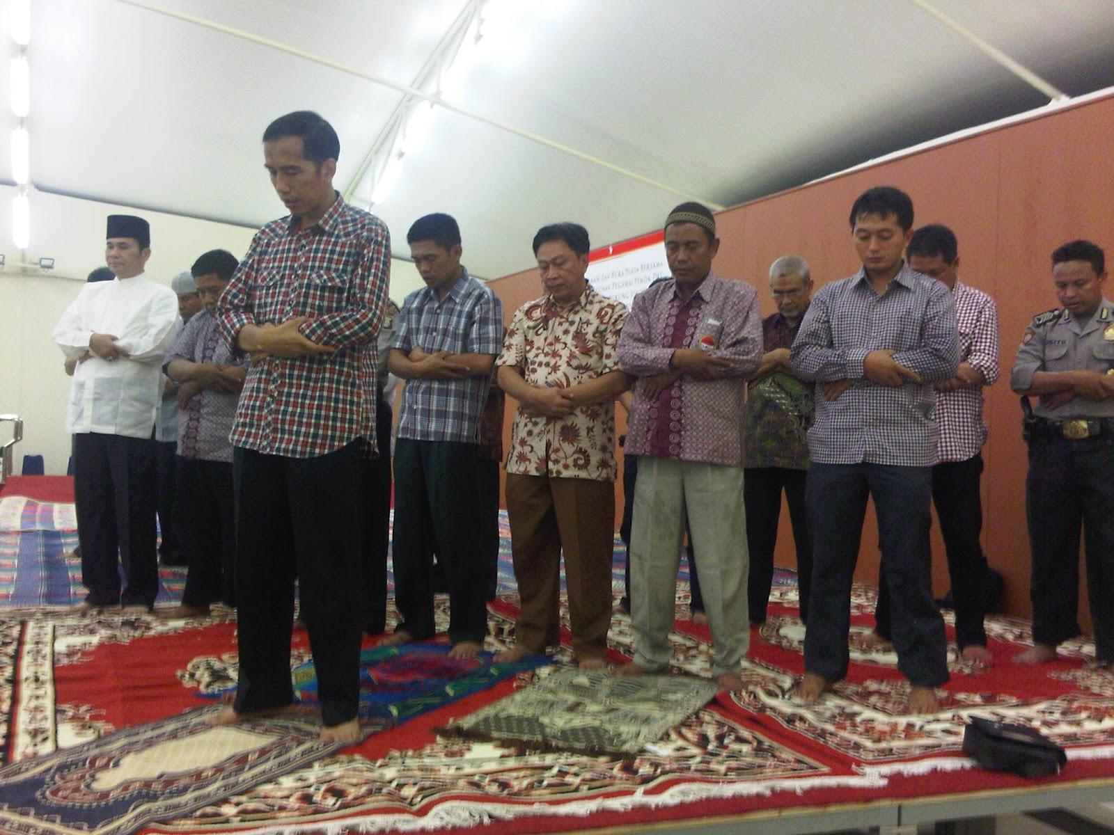  Jleb! Buat Apa Jokowi Pamer Foto Shalat, Kalo Kebijakan PDI-P Anti Islam?
