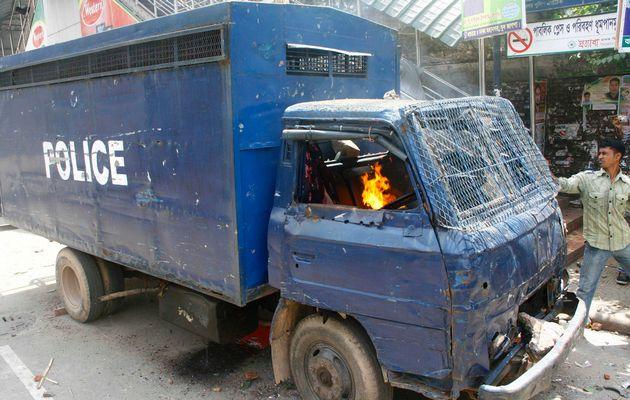 Orang Bersenjata Serang Van Penjara Bangladesh, Bebaskan 3 Mujahidin