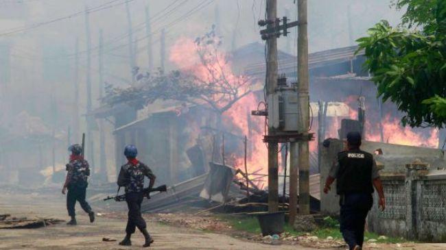 Biksu Buddha Dibantu Militer Bakar Masjid Kuno di Rakhine Myanmar 