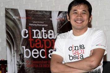 Daripada Dijewer Masyarakat, Hanung Rela Filmnya Ditarik dari Bioskop 