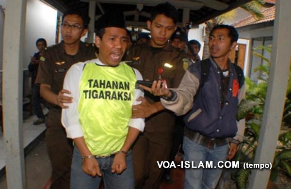 Gila!! Dituntut Mati, Pembunuh Mahasiswi UIN Malah Injak Al-Qur'an