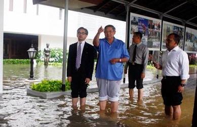 Istana Banjir,Akibat 4 Patung Telanjang diKompleks Istana Presiden SBY