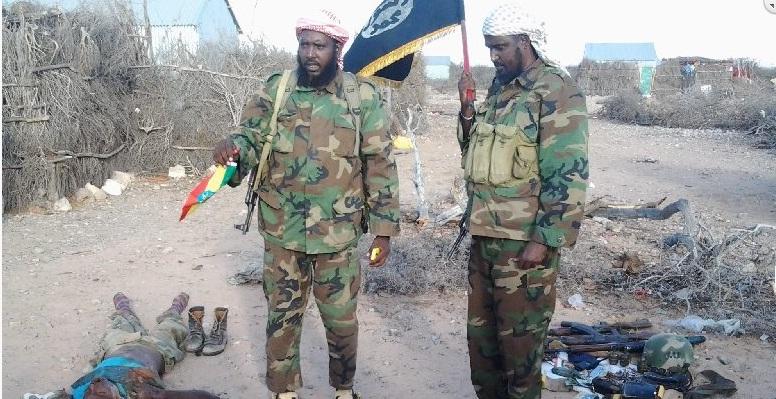 Al-Shabaab Pajang Senjata Rampasan dan Mayat Tentara Ethiopia yang Tewas di Galgadud