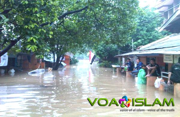 Parah Terkena Banjir, Petamburan Bak Sungai Besar